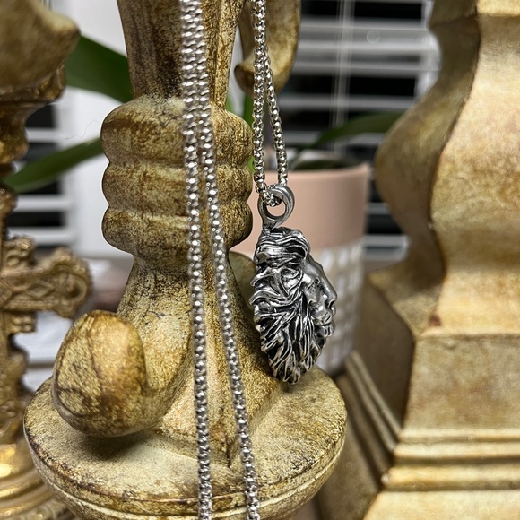 Lionhead silver tone necklace. 23.5” chain/weighted charm 2” by 1.2” NIP - Picture 3 of 7